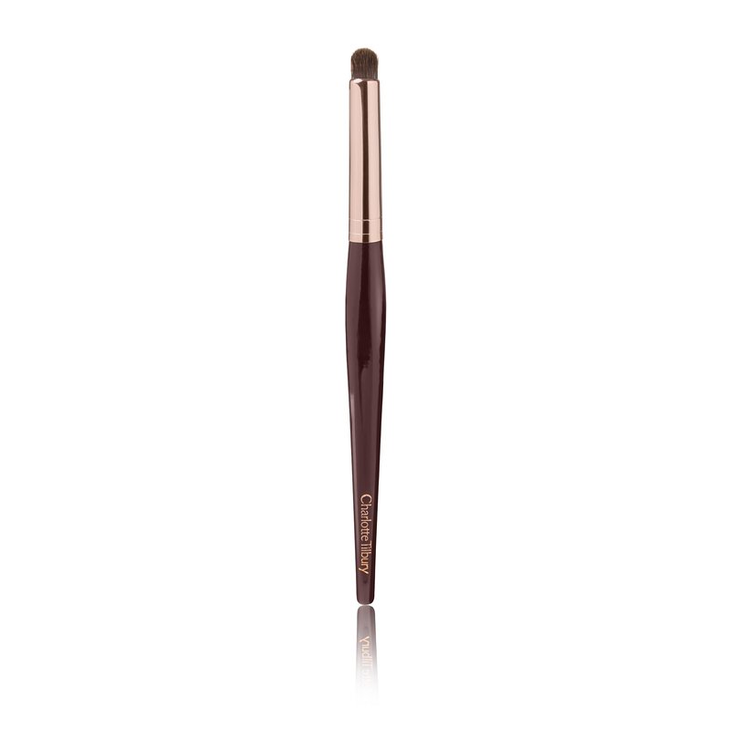 Charlotte Tilbury Eye Smudger Makeup Brush - Rose Gold & Night Crimson Eyeliner Smudge Brush with a Luxurious Wooden Handle - Allows for Precise Application Along Lash Line