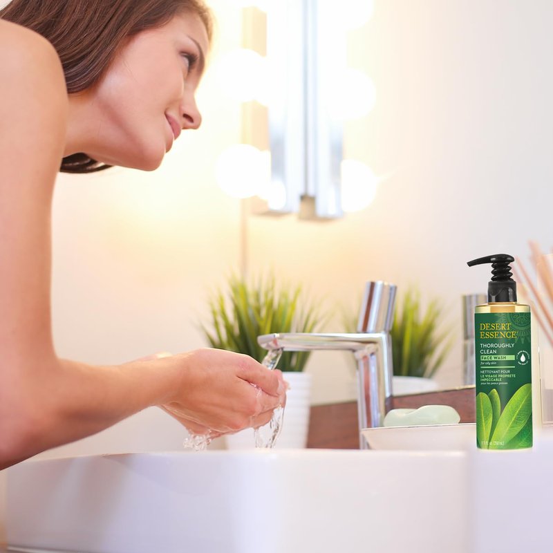 Desert Essence Tea Tree Face Wash 32 fl oz - Facial Cleanser with Natural Tea Tree Oil for Daily Use - Gentle Castile Formula for Sensitive and Oily Skin - Vegan and Cruelty-Free