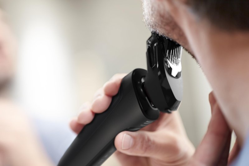 Philips Norelco Shaver 6000, Rechargeable Wet & Dry Shaver with 2-in-1 Click On Beard Styler (5 Length Settings) and Precision Trimmer, S6600/90 (Renewed)