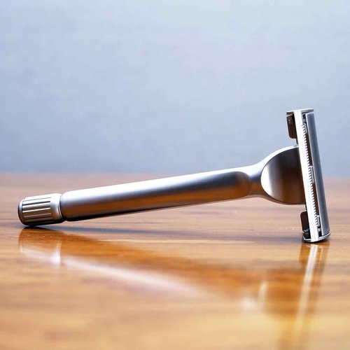Magyfosia Double Edge Safety Razor for Men - Smooth Reusable Single Blade Shaver with 10 Stainless Steel Blades, Butterfly Open Solid Alloy Metal Shaving Razor & Grooming Kit,Unique Gift for Him