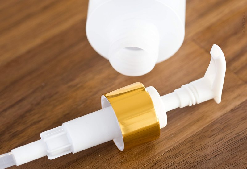 8 oz Clear Natural Refillable Plastic Squeeze Bottle with Gold Lotion Pump Dispenser (6 Pack)