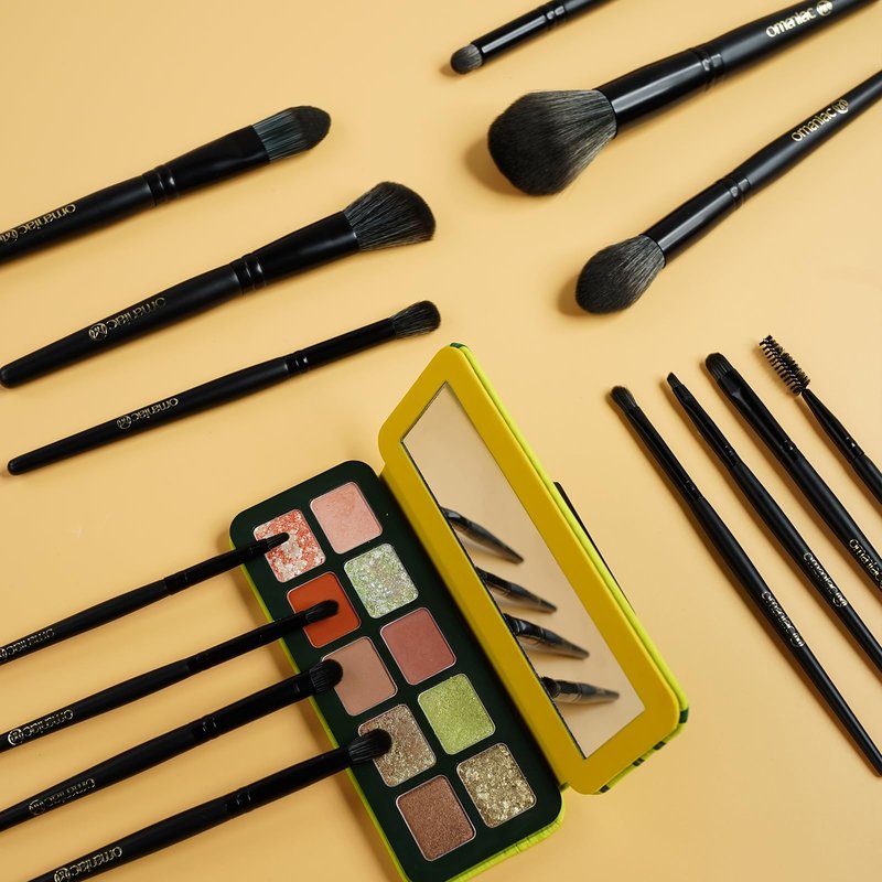 OMANIAC Makeup Brush Set Professional, 20Pcs Pearlescent Wood Handle Makeup Brushes, Premium Cruelty-Free Synthetic Fiber Hair, Travel Make up Brushes Set with Case (Bright Silver)