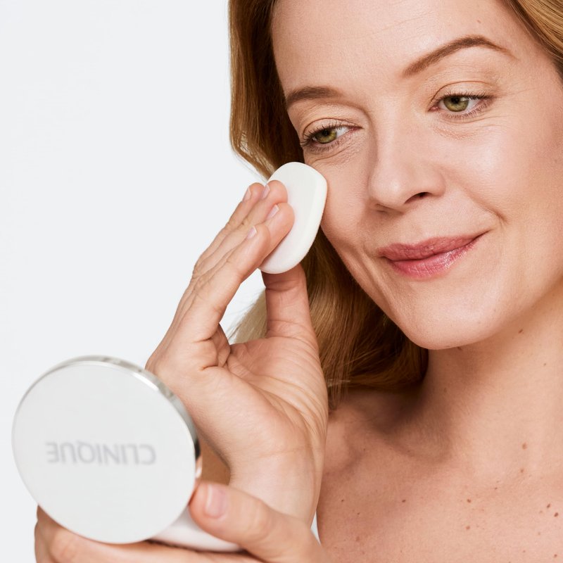 Clinique Beyond Perfecting Powder Lightweight Full Coverage Foundation + Concealer For Dry Combination to Oily Skin Types, Breeze, 0.51 Ounce