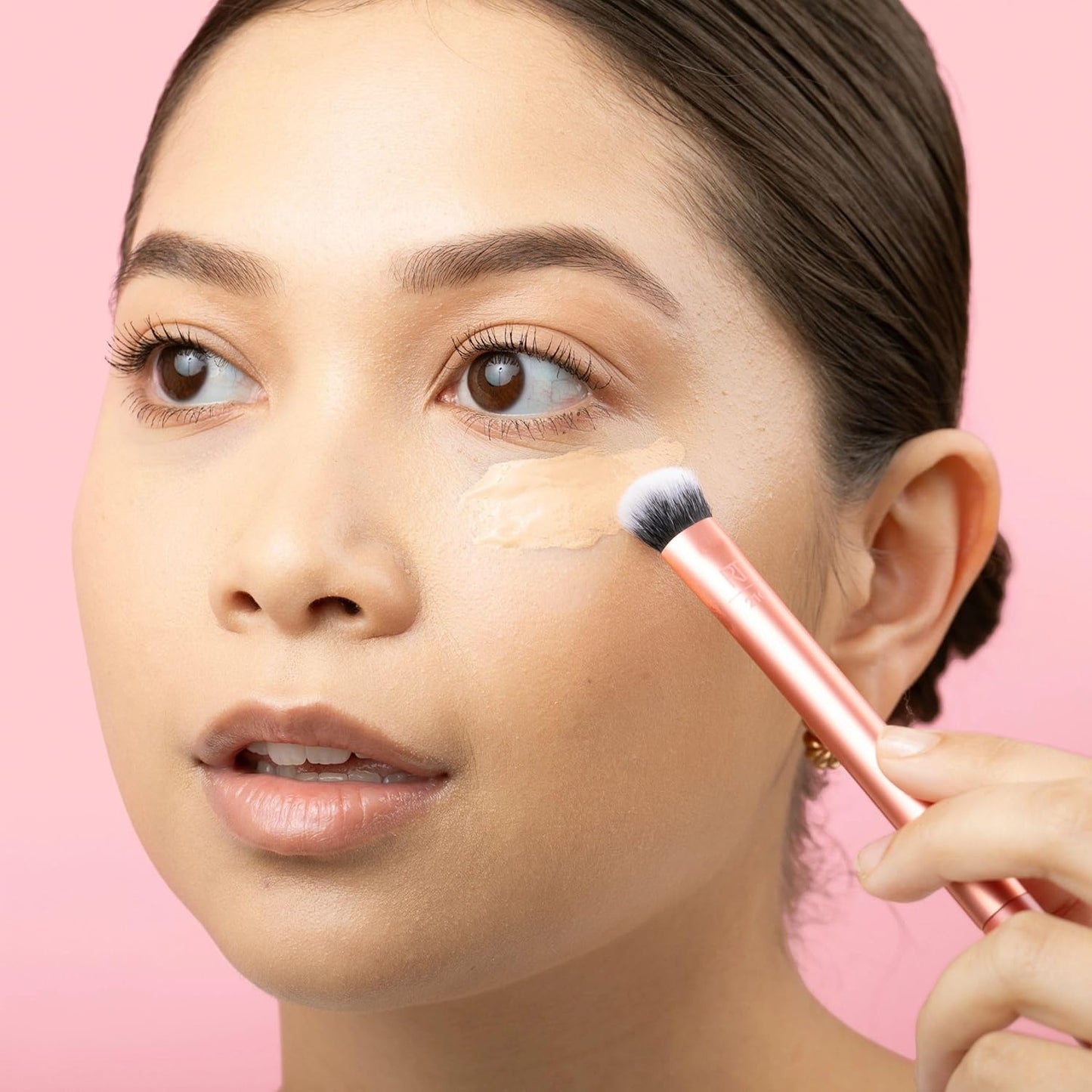 Real Techniques Brightening Concealer Makeup Brush, Viral Kitten Paw Brush Conceals Under Eyes, & Imperfections, Cover Dark Circles, For Brightener & Concealer, RT 242 Brush, Cruelty-Free, 1 Count