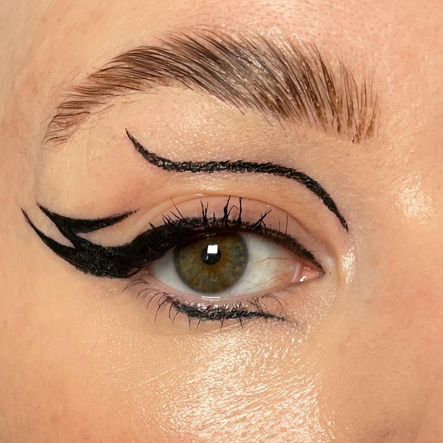 Makeup Revolution Awesome Felt Eyeliner, Dual Ended Eyeliner Pen, Highly Pigmented & Last All Day Long, Cruelty-Free, 5g