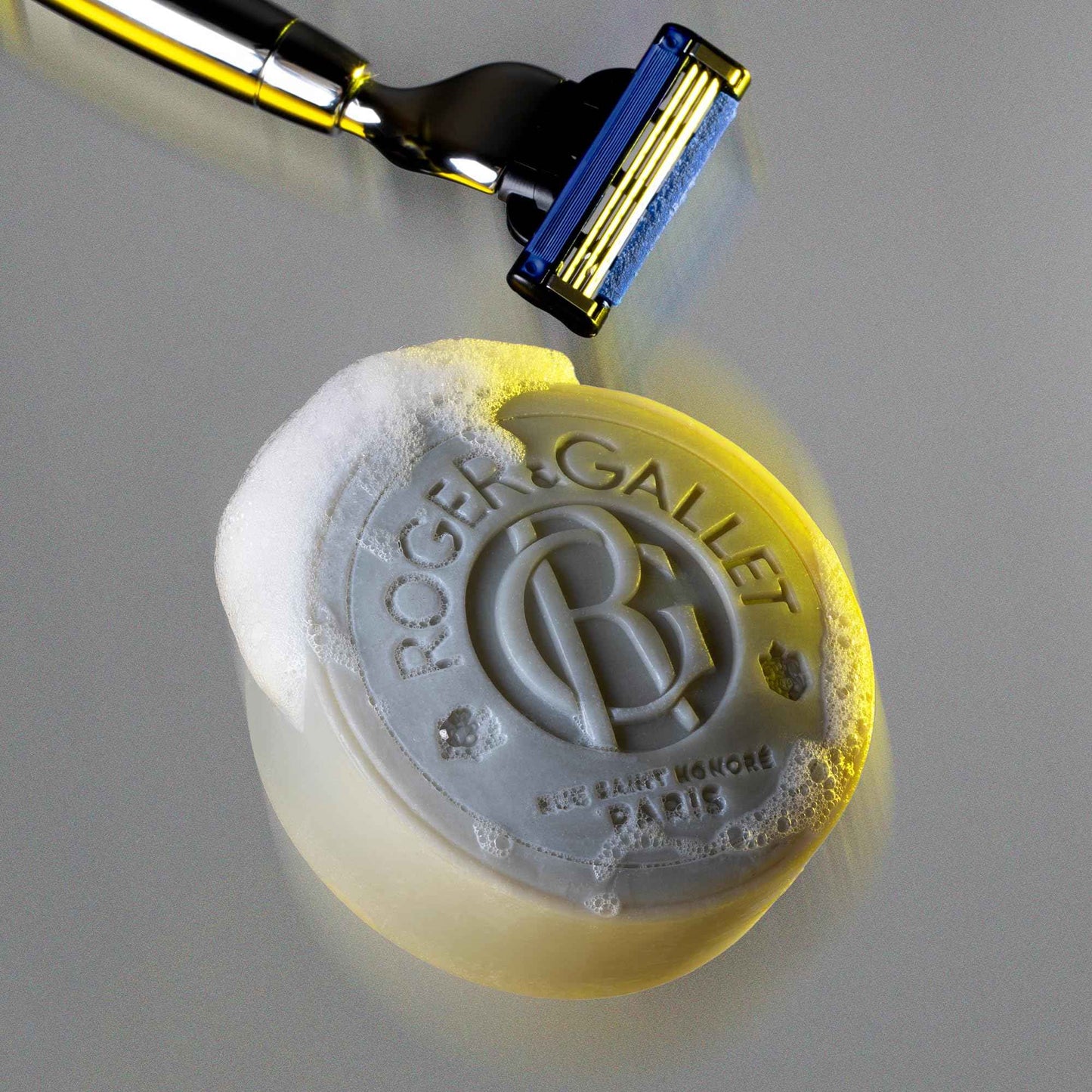 ROGER & GALLET Shaving Soap Bar Cologne Twist - Enriched with Sweet Almond Oil & Sage Extract - Gentle, Comfortable Shave - Solid Eco-Friendly Shaving Soap Puck for Men - 100g