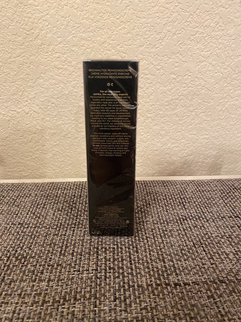 JAFRA ROYAL JELLY DEFY RICH CREME CLEANSER LIMPIADOR FACIAL EN CREMA 4.2 FL. OZ.