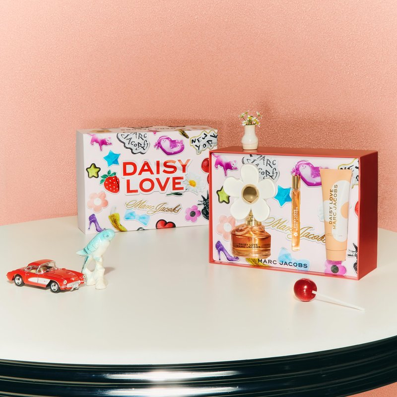Marc Jacobs Daisy Love Eau de Toilette 3-pc Set (Daisy Love Women's Eau de Toilette 3.3oz • Travel Spray 0.33oz • Body Lotion for Women 2.5oz) Notes of Cloudberries, Daisy Petals, and Driftwood