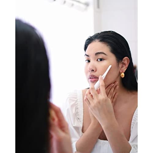 Finishing Touch Flawless Dermaplane Glo Lighted Facial Exfoliator - Non-Vibrating and Includes 6 Replacement Heads, White/Rose Gold