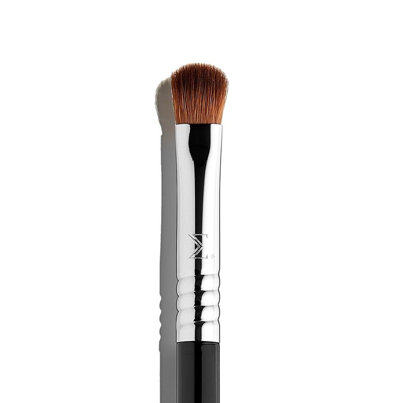 Sigma Beauty Professional E54 Medium Sweeper Brush – Professional Eyeshadow Brush for Controlled Lid Application, Packing on Metallic Shades & Highlighting the Brow Bone (1 Brush)