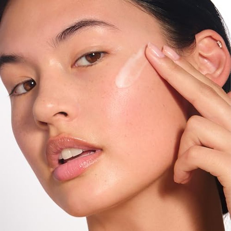 Clarins Bright Plus Serum | Visibly Brightens and Boosts Radiance | Evens Skin Tone | Targets Dark Spots | Contains Vitamin C and Niacinamide | All Skin Types | 1 Fluid Ounce