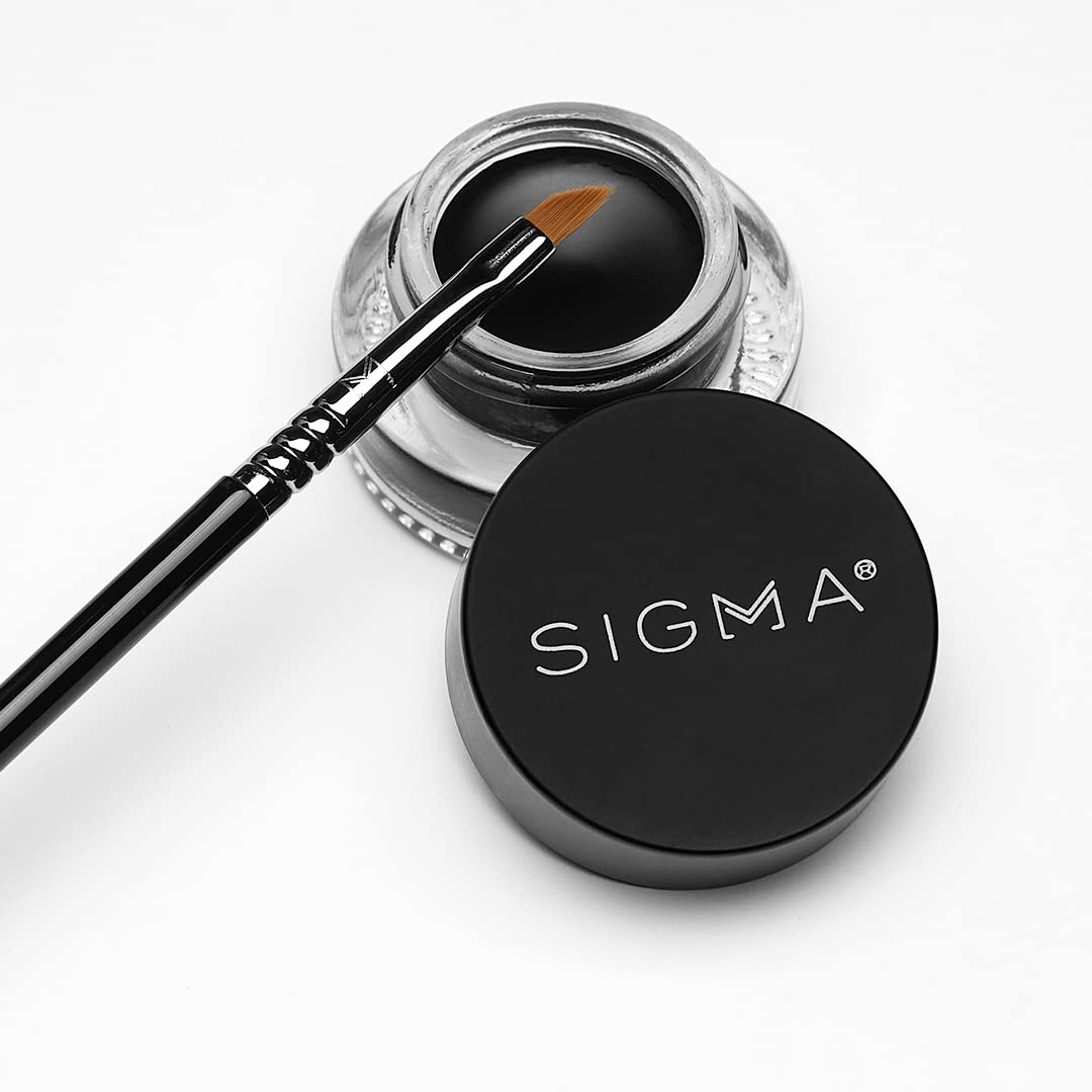 Sigma Beauty E06 Winged Liner™ Brush — Fine Angled Eyeliner Brush with Pointed Tip for Meticulously Applying Gel and Liquid Eyeliner, For Cat Eyeliner & Winged Liner (1 Brush)