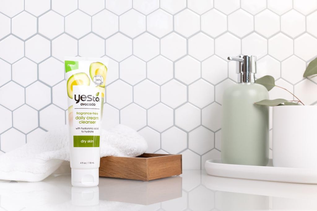 Yes To Tomatoes charcoel Set – Face Mask, Scrub & Cleanser, Moisterizer, Spot Treatment