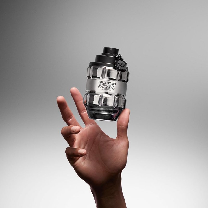 Viktor&Rolf - Spicebomb Metallic Musk - Eau de Parfum - Cologne for Men - Ambery Fragrance - With Warm Musk, Silver Suede & Black Pepper - 3 Fl Oz