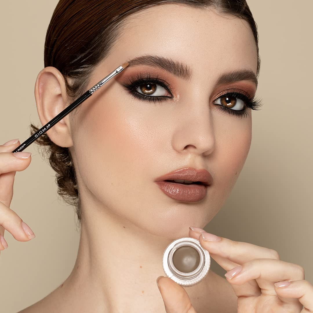 Sigma Beauty E06 Winged Liner™ Brush — Fine Angled Eyeliner Brush with Pointed Tip for Meticulously Applying Gel and Liquid Eyeliner, For Cat Eyeliner & Winged Liner (1 Brush)