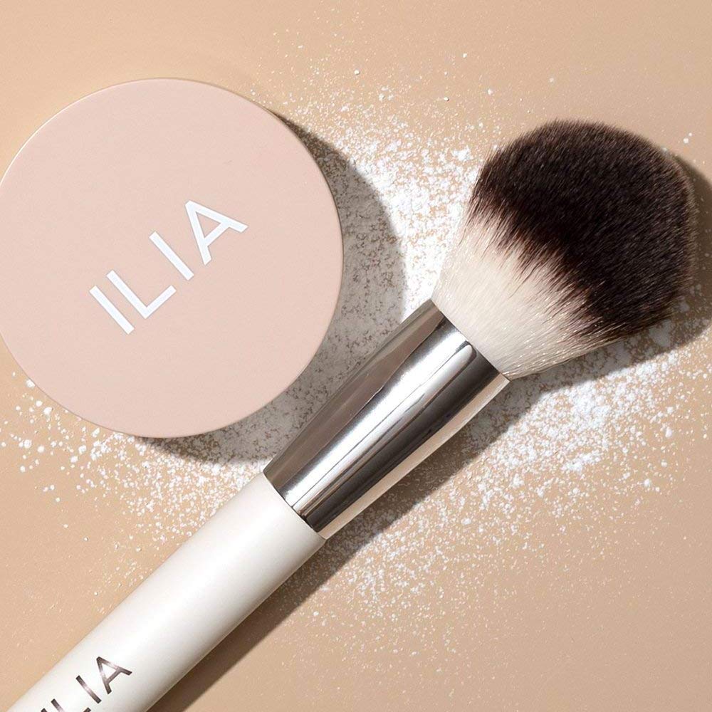 ILIA - Finishing Powder Brush | Blends Fine Powders, Made with FSC Certified Wood, Aluminum, + Soft, Vegan Bristles | Expertly Crafted | Non-Toxic, Vegan, Cruelty-Free, Recyclable