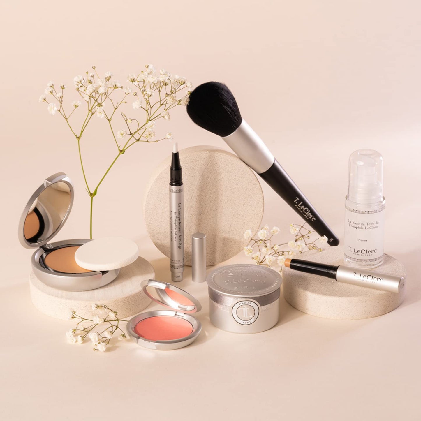 T. LeClerc Powder Blush - Professional High Impact All-Day Wear Flush of Color, Natural & Smooth Makeup Buildable Mineral - No Caking, Blends Easily & Contours Cheeks Made In France (Brun Voilé)