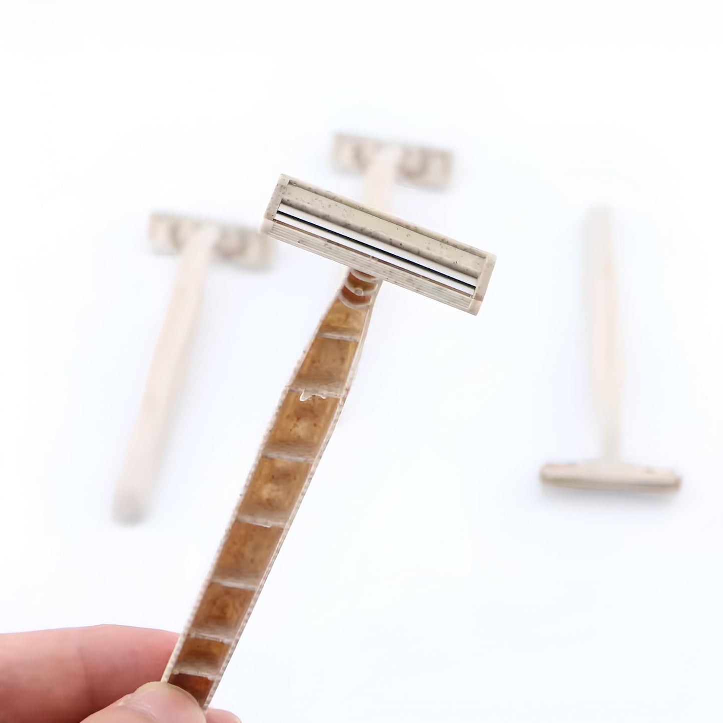 Disposable Razors Bulk for Men & Women – Twin Blade Unisex Shavers – Eco-Friendly, Biodegradable, Non-Toxic, Made from Recycled Wheat Straw 200 Count (Pack of 4)