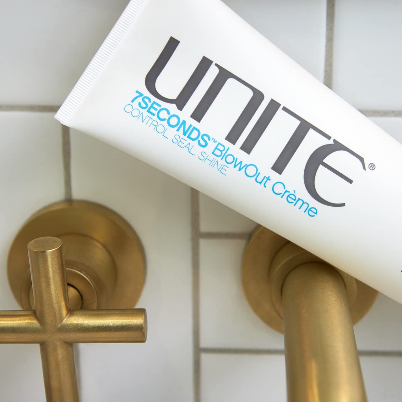 UNITE Hair – 7SECONDS BlowOut Crème – Lightweight Styling Cream to Extend Blowouts, Control Frizz & Fight Humidity – UV & Thermal Protection – 7 Fl Oz
