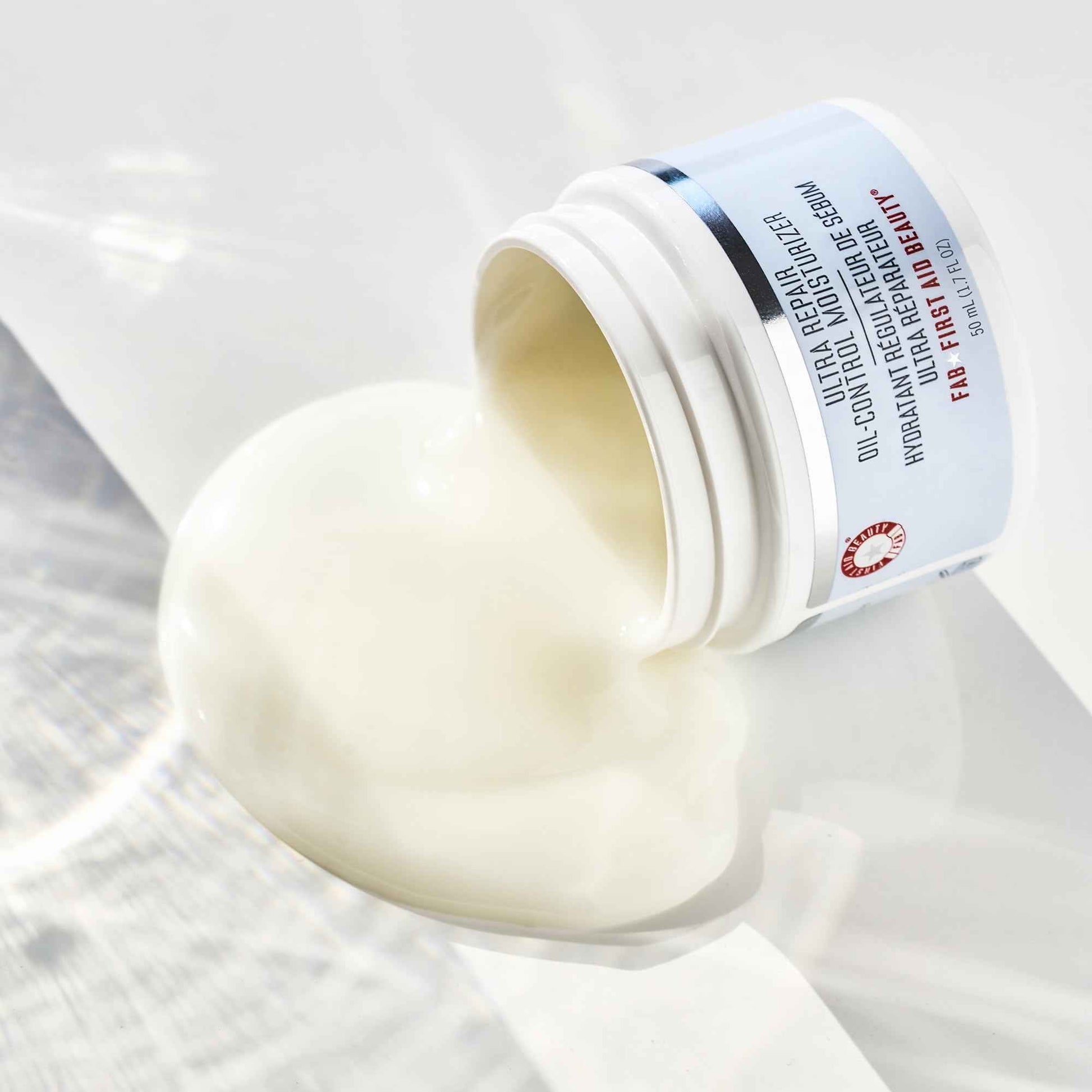 First Aid Beauty - Ultra Repair Oil-Control Moisturizer, Weightless Hydrating Mattifying Cream, Helps Minimize Pores for All Day Shine-Free Skin, Alcohol & Oil Free, Safe for Sensitive Skin, 1.7 oz