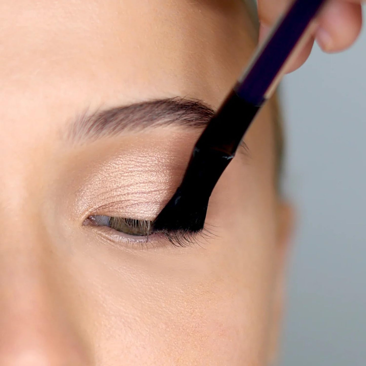 Kevyn Aucoin Angled Fan Mascara Brush: Achieve feathered, separated lashes with any mascara. Dual-fiber design ensures a clean & even application for voluminous lashes. No clumps. Makeup artist go to.