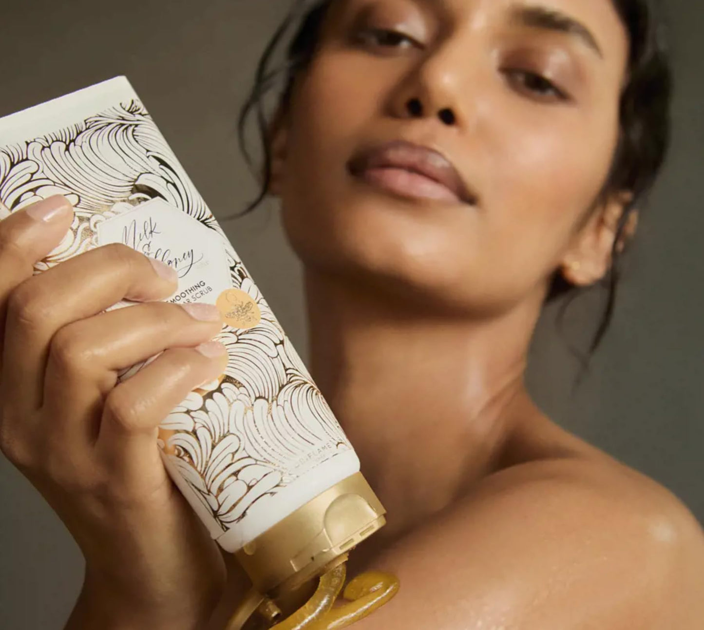 Oriflame milk and honey gold sugar scrub - 200ml - Business Buzz