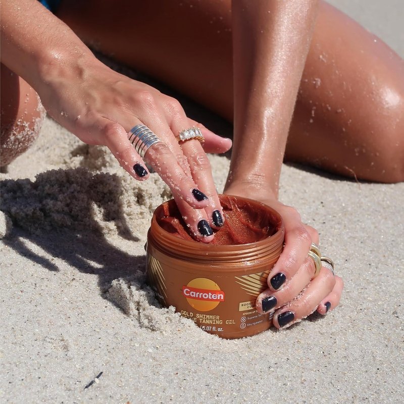 Carroten Gold Shimmer Tanning Gel | Browning Tan Accelerator | Non-Greasy, Water-Resistant with Carrot & Coconut Oil | Vitamin A & E For Moisture & Hydration | 5 Fl Oz + Spatula