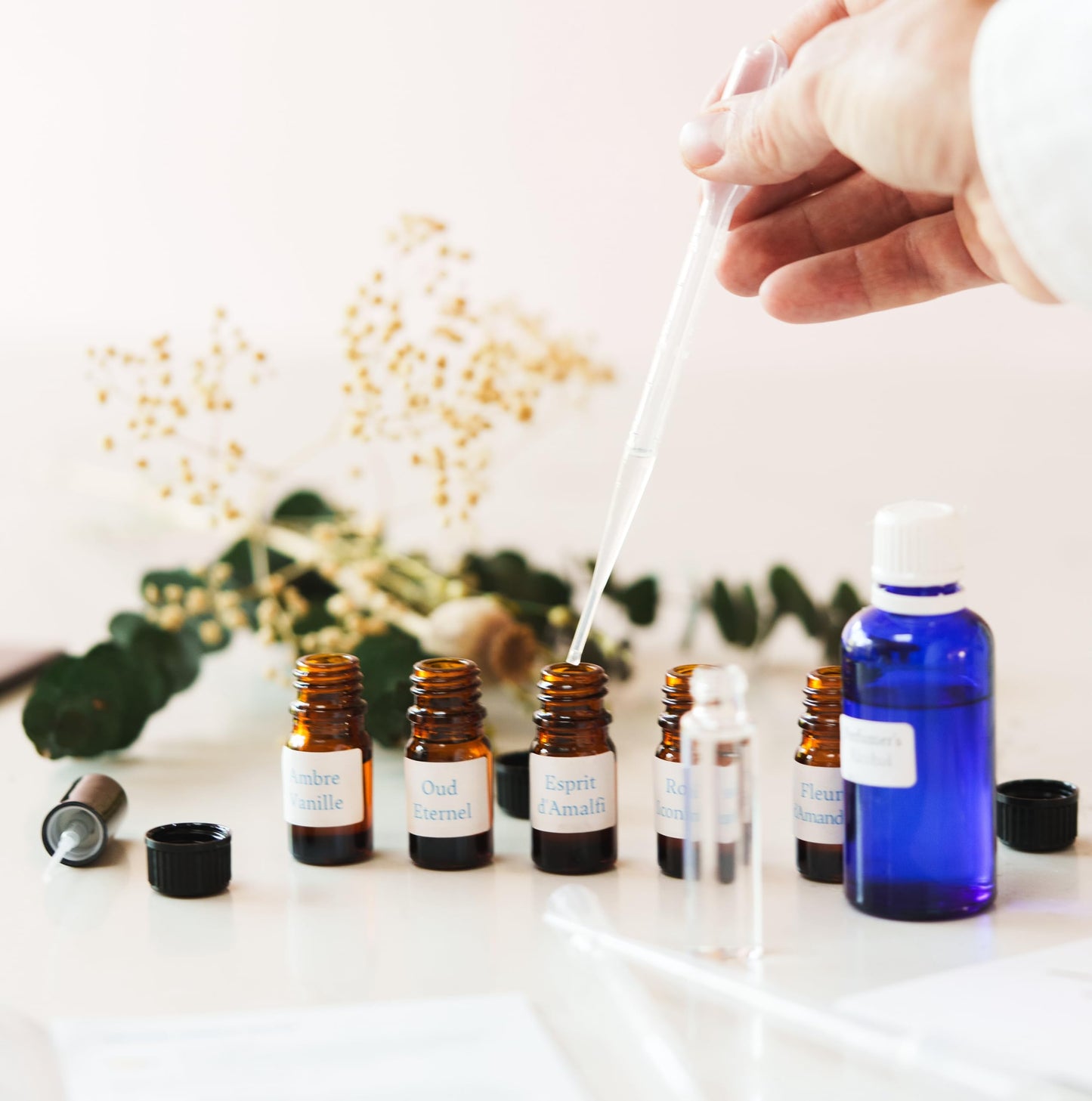OurHands Perfume Making Kit Create Your Own Signature Perfume with 5 Premium Fragrance Oils, Perfumer’s Alcohol, Reusable Glass Atomiser, and Custom Naming Stickers