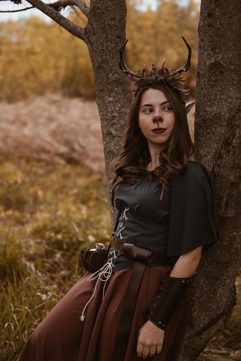 MOSTORY Dark Flower Reindeer Headband - Gothic Floral Antlers Headpiece for Renaissance Accessories Women Dark Fairy Costume, Deer Horns Headband with Vine for Goth Cosplay Renfaire Witch Aesthetic