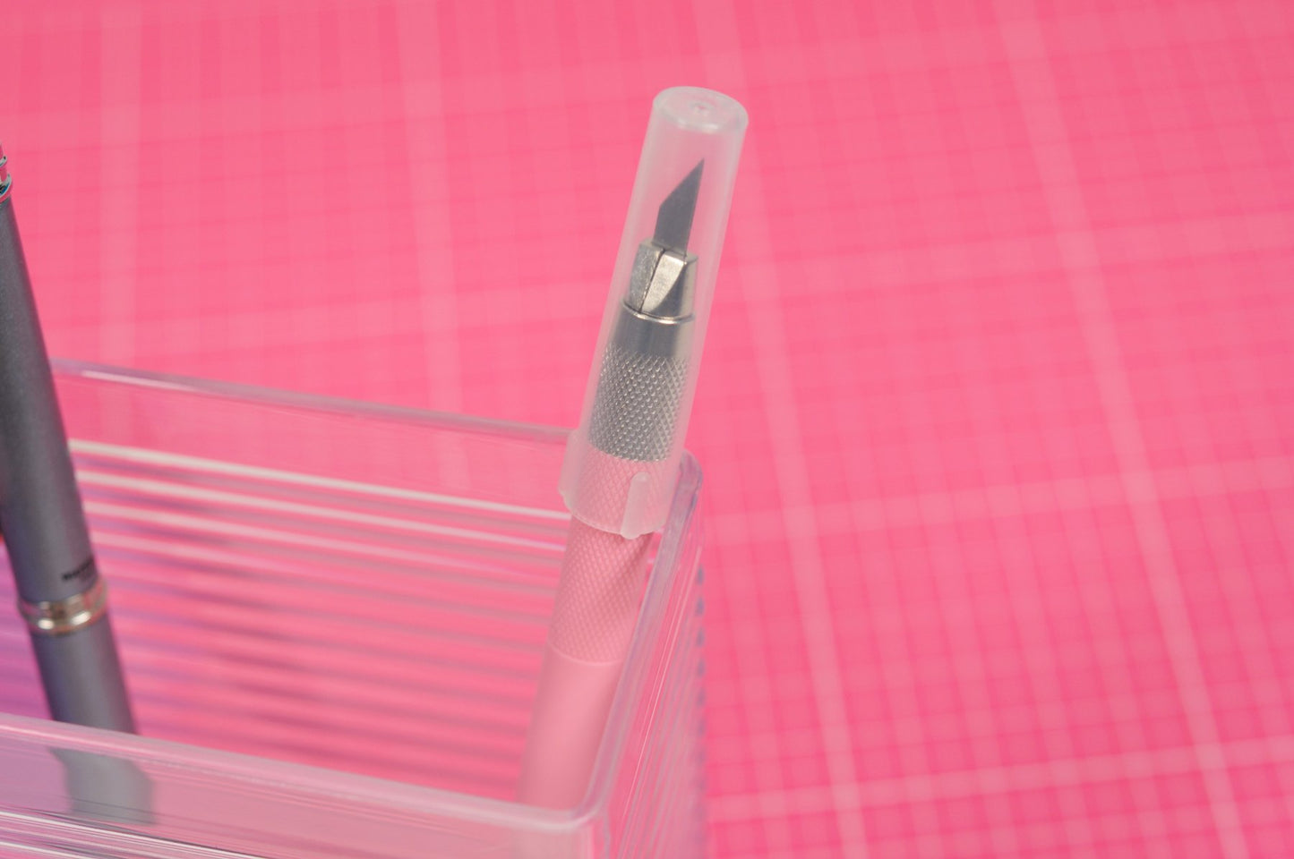 NT Cutter Resin Holder Art Knife, Pink Holder, 1 Knife (D-401P-P)