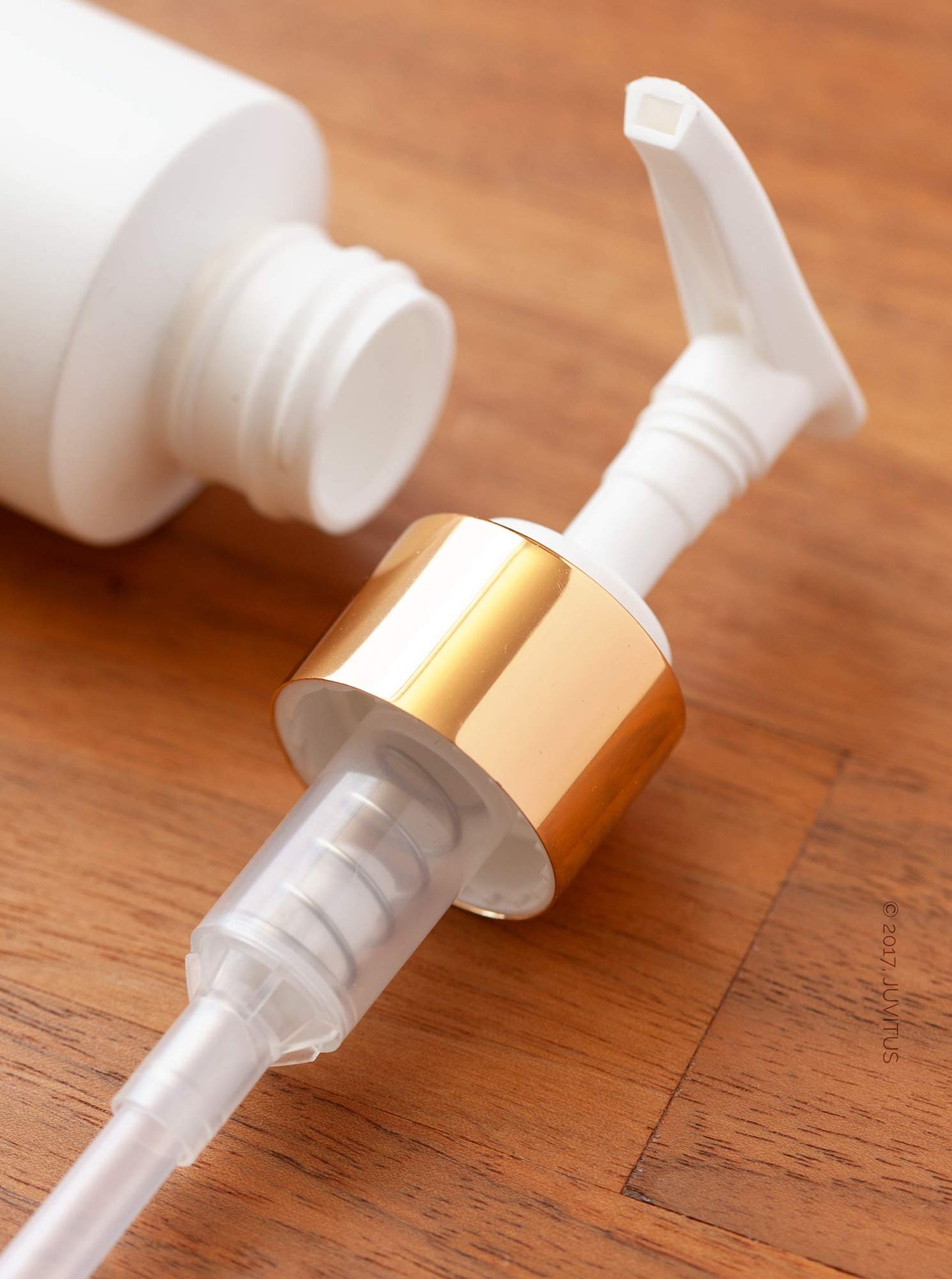 4 oz / 120 ml White Plastic HDPE Refillable Cylinder Squeeze Bottle with Gold Lotion Pump (12 Pack)