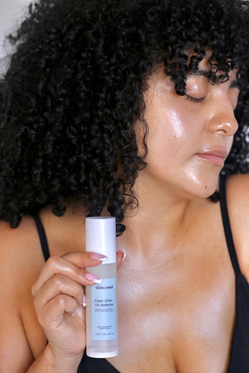 Skin & Soul Clear Glow UV Defense SPF 50 – Lightweight Sunscreen for Sensitive & Acne-Prone Skin – Vitamin C, Hyaluronic Acid & Green Tea – No White Cast – 1 fl oz