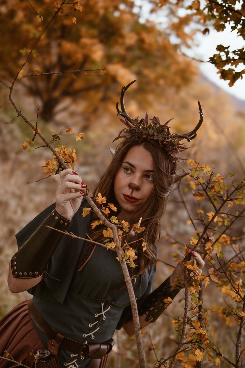 MOSTORY Dark Flower Reindeer Headband - Gothic Floral Antlers Headpiece for Renaissance Accessories Women Dark Fairy Costume, Deer Horns Headband with Vine for Goth Cosplay Renfaire Witch Aesthetic