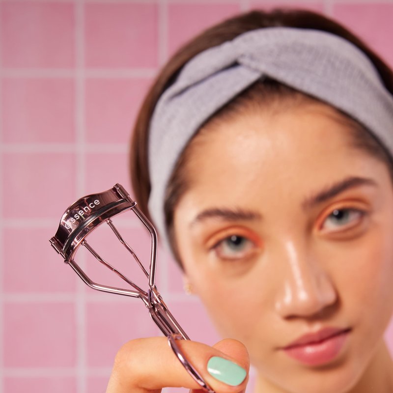 essence | All The Way Up Lash Curler | Easy & Gentle Use with Extra Silicone Pad | Cruelty Free Beauty