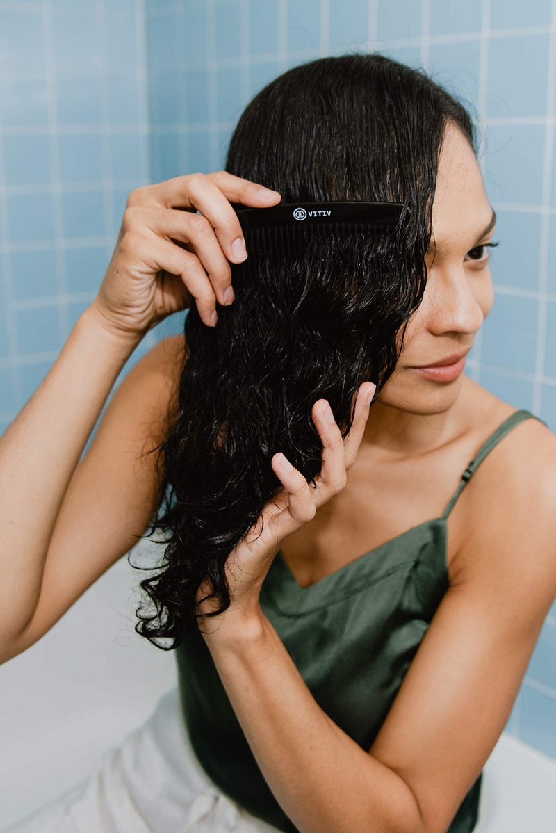 VITIV Leave In Conditioner 4oz - Nourishing Vitamins for Your Hair and Scalp - All Natural, Silicone Free, Vegan - Made for all hair types - Includes Comb