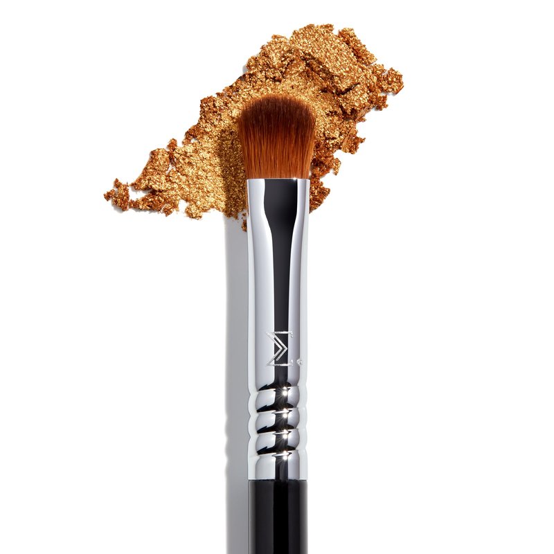 Sigma Beauty Professional E54 Medium Sweeper Brush – Professional Eyeshadow Brush for Controlled Lid Application, Packing on Metallic Shades & Highlighting the Brow Bone (1 Brush)