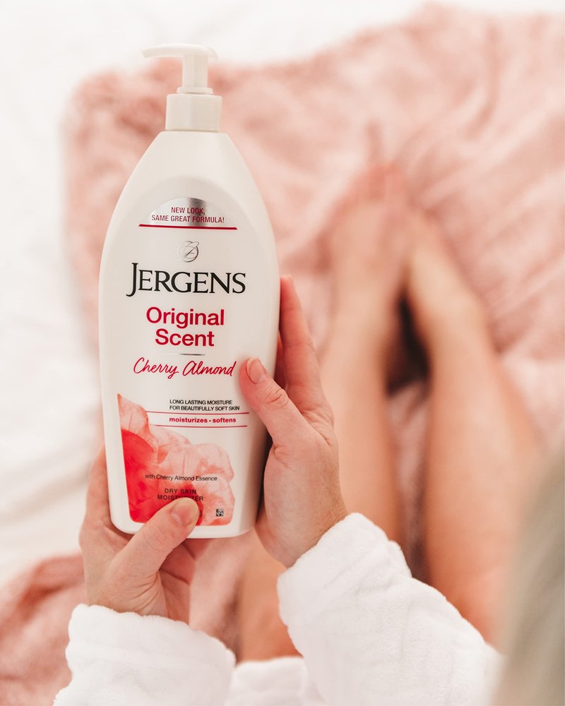 Jergens Original Scent Dry Skin Body Lotion, Hand and Body Moisturizer, Cherry Almond Essence, Dermatologist Tested, 32 Oz (Pack of 2)