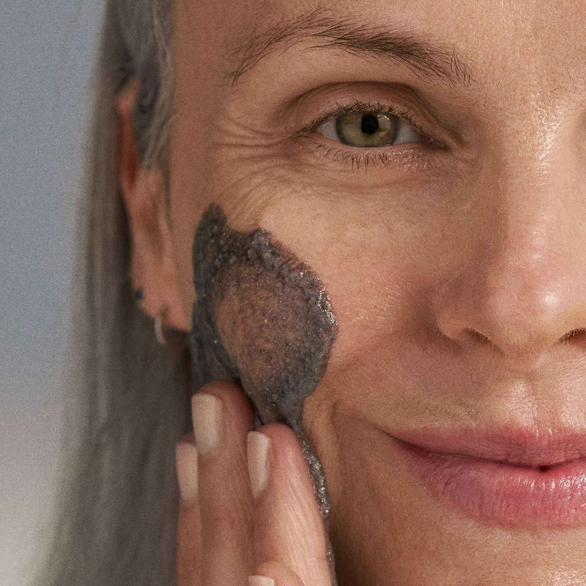 Dermalogica Daily Superfoliant - Deep Pore Face Scrub - Powder Exfoliator that Gently Smoothes and Brightens Skin Fighting Triggers Known To Accelerate Skin Aging