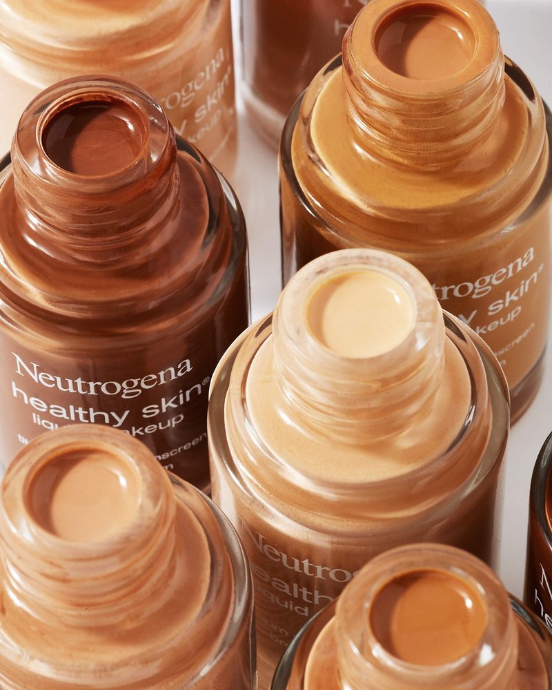 Neutrogena Healthy Skin Liquid Makeup Foundation, Broad Spectrum SPF 20 Sunscreen, Lightweight & Flawless Coverage Foundation with Antioxidant Vitamin E & Feverfew, 135 Chestnut, 1 fl. oz