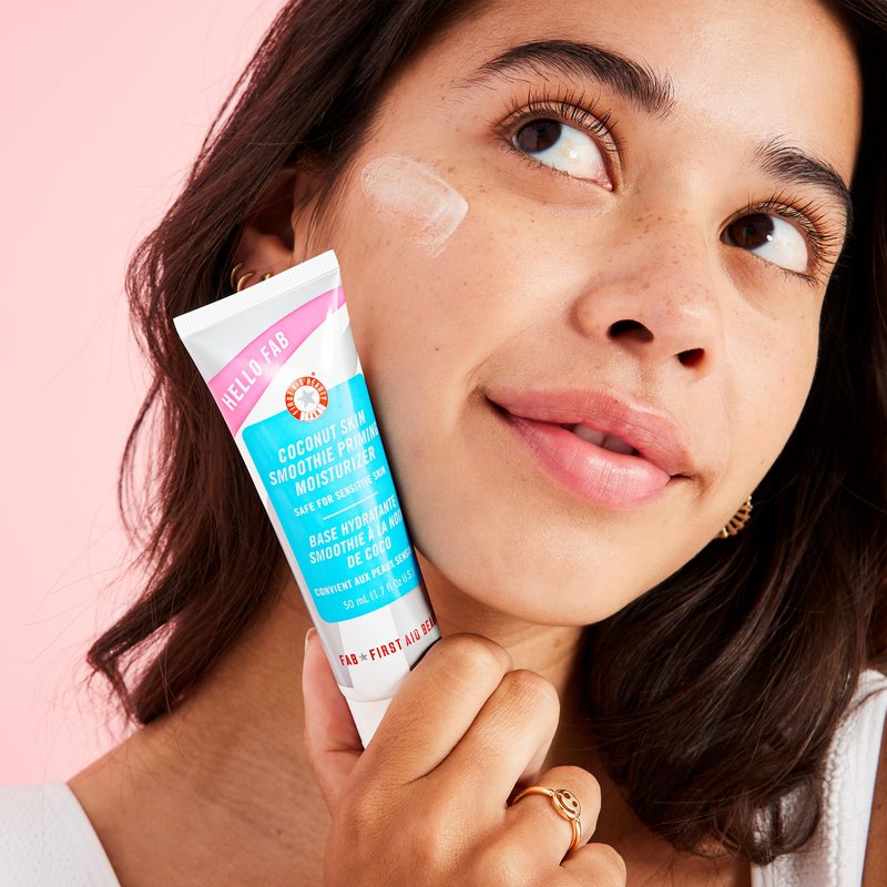 First Aid Beauty - Hello FAB: Coconut Skin Smoothie Priming Moisturizer, 2-in-1 Hydrating Moisturizer and Makeup Primer, Vegan Formula, Non-comedogenic, Safe for Sensitive Skin, 1.7 oz