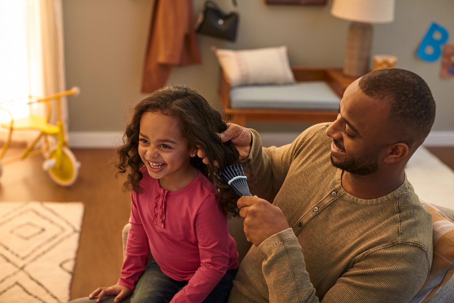 Safety 1st Universal Locks Detangling Brush, Slide adjusts Width of bristles to Gently Brush All Hair Types, from Long and Thin to Thick and Curly, Blue