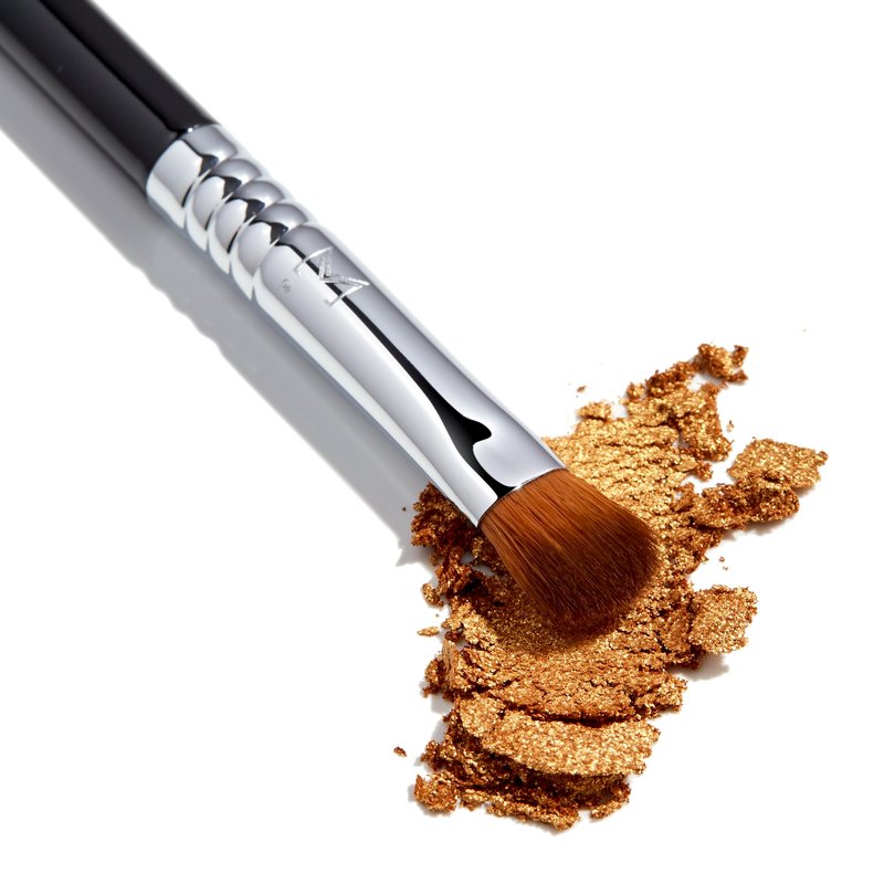 Sigma Beauty Professional E54 Medium Sweeper Brush – Professional Eyeshadow Brush for Controlled Lid Application, Packing on Metallic Shades & Highlighting the Brow Bone (1 Brush)