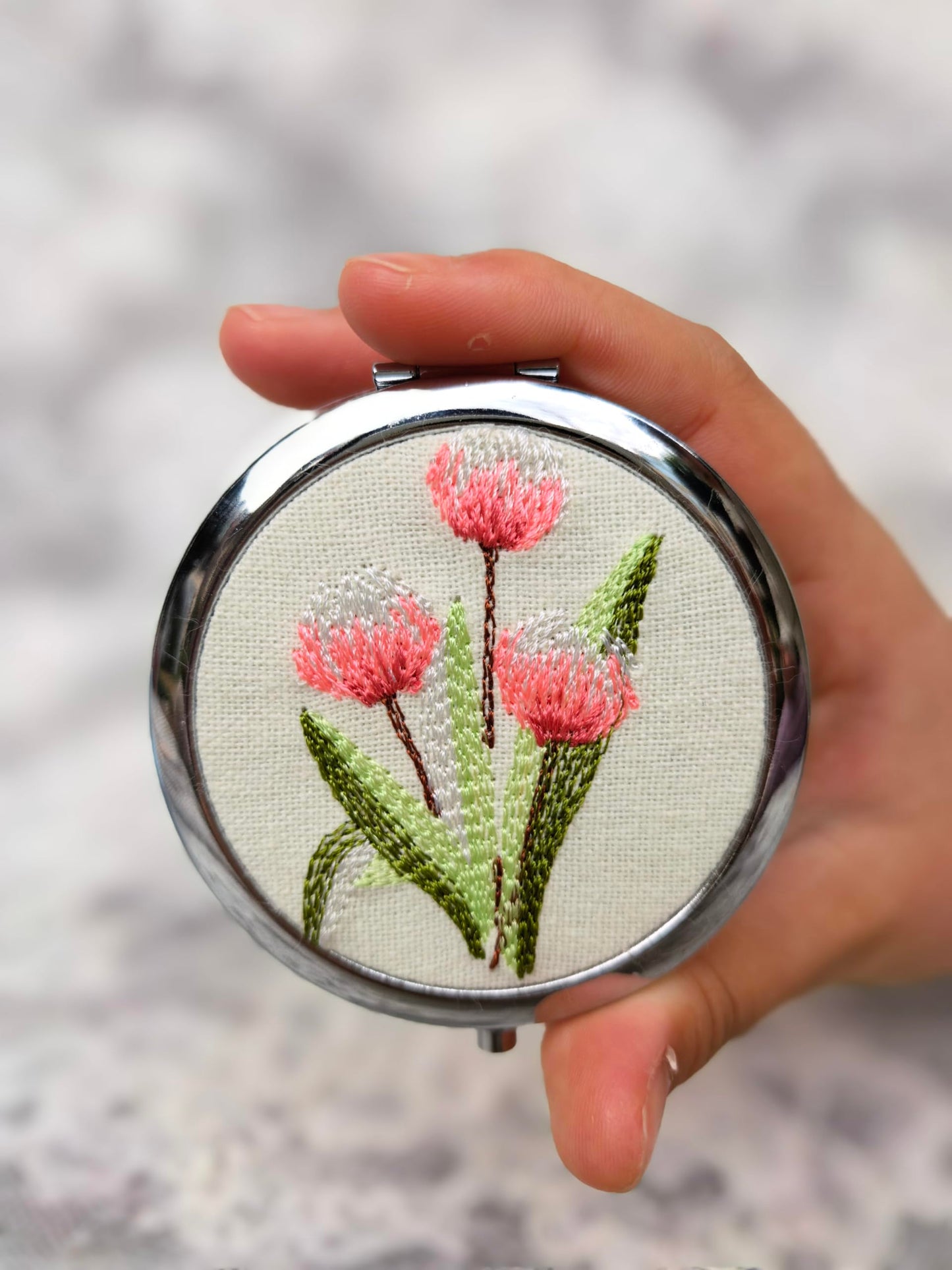 Leimandy Bridesmaid Compact Mirror Set of 4 | 7cm Double-Sided 1x/2x Makeup Mirrors Travel Makeup Mirror Wedding Party | Graduation | Birthday |Mother's Gifts L2 (Pink Tulip)