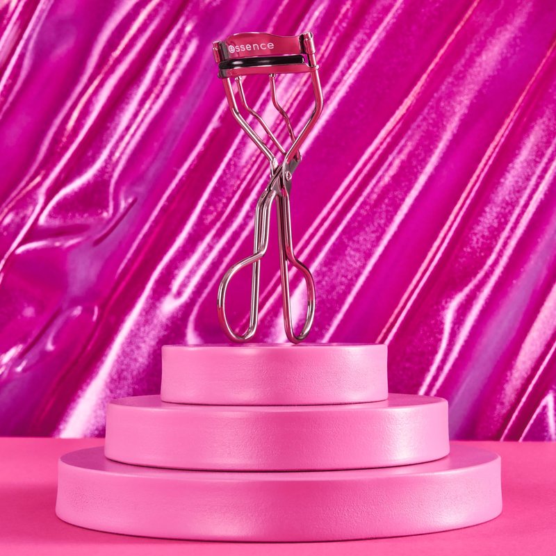 essence | All The Way Up Lash Curler | Easy & Gentle Use with Extra Silicone Pad | Cruelty Free Beauty