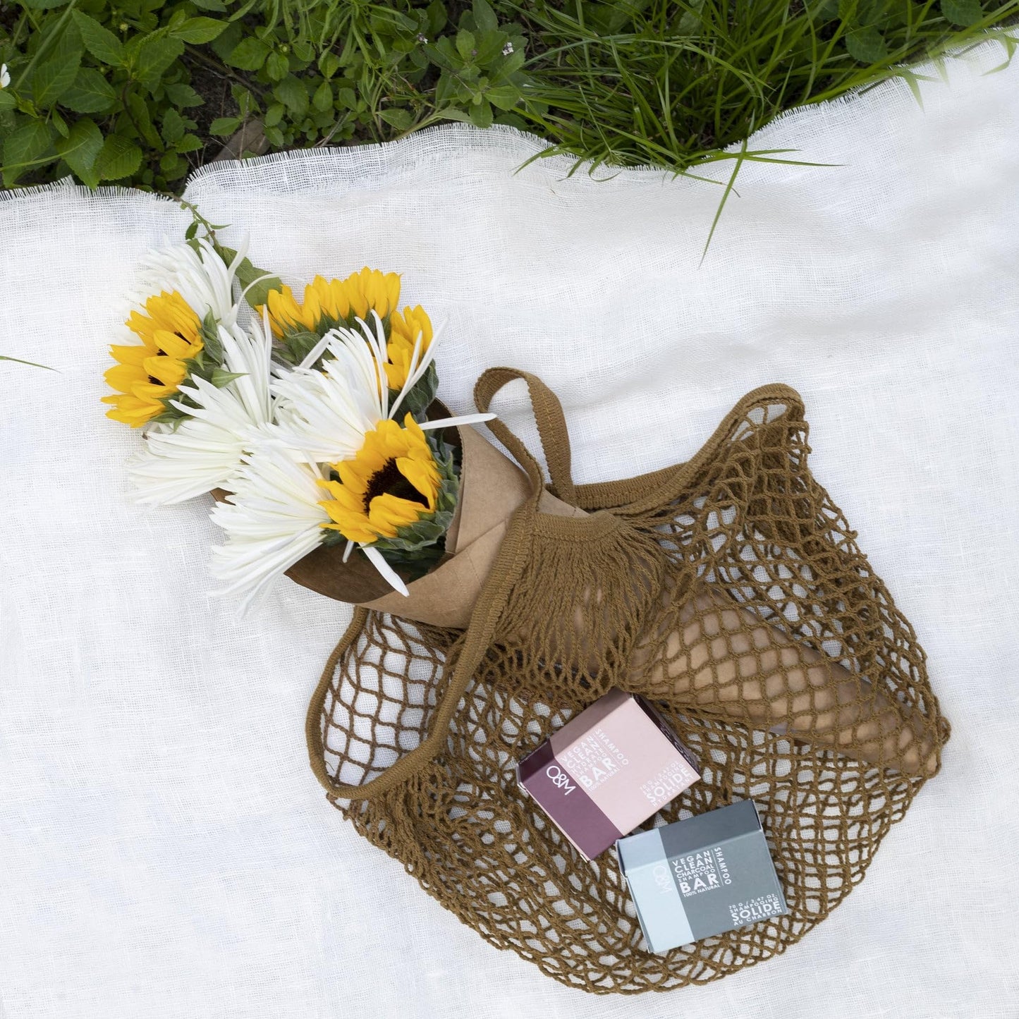 O&M Hydrate Shampoo Bar I Moisturising Hair Soap I Gently Cleans with Red Clay I Macadamia Oil Nourishes the Hair I Soothing & Natural Hair Care I 70 g