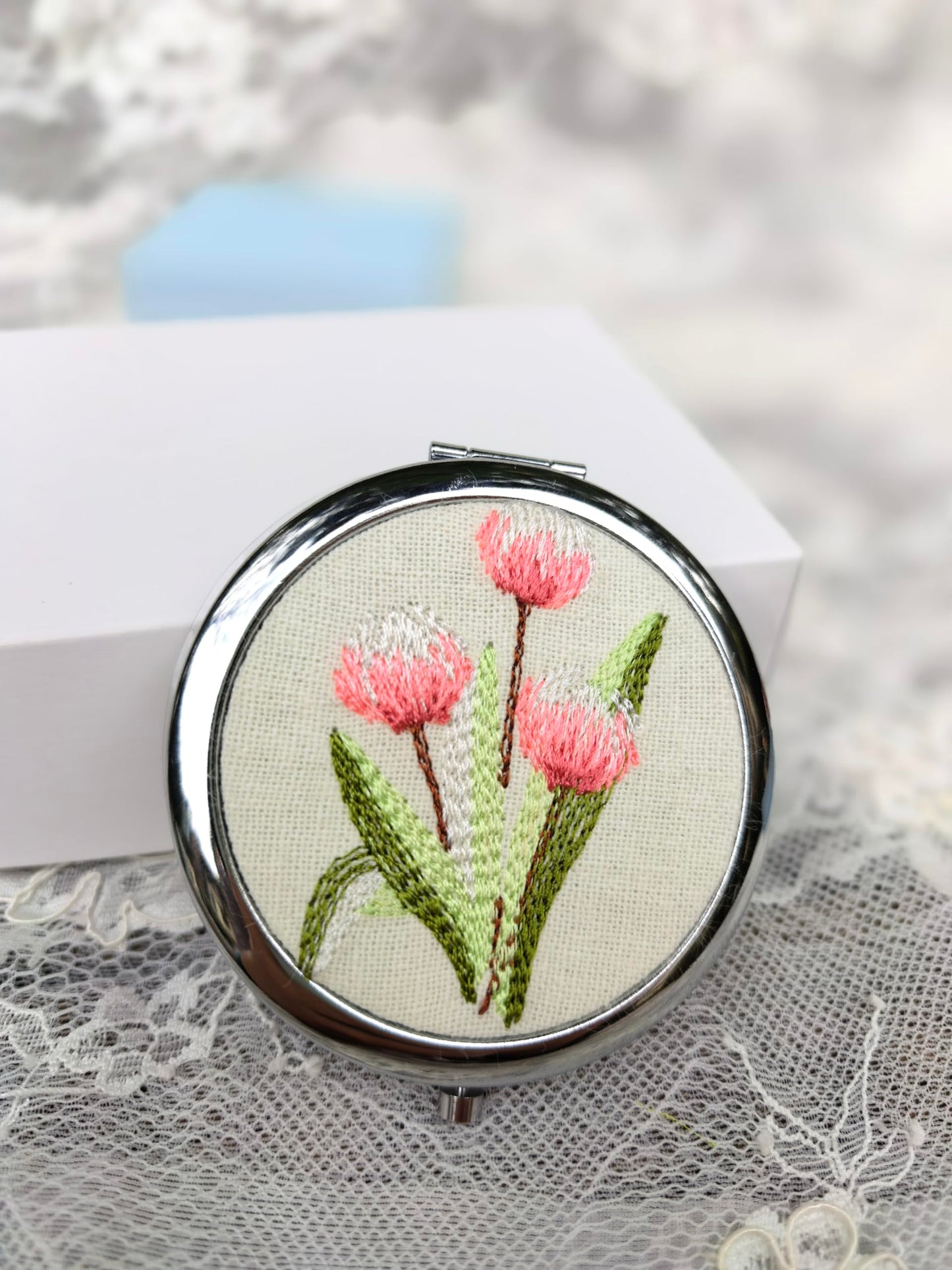 Leimandy Bridesmaid Compact Mirror Set of 4 | 7cm Double-Sided 1x/2x Makeup Mirrors Travel Makeup Mirror Wedding Party | Graduation | Birthday |Mother's Gifts L2 (Pink Tulip)