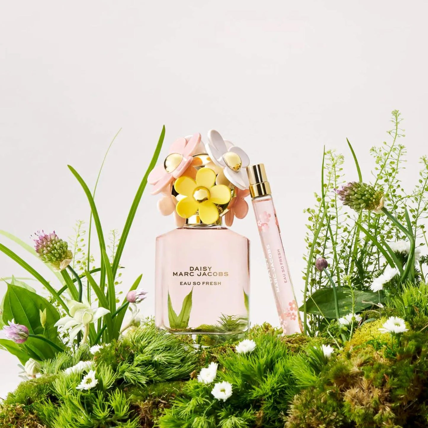 Marc Jacobs Daisy Eau So Fresh EDT 3-Piece Gift Set ($224 value) -EDT 4.2oz, Body Lotion 2.5oz, Travel Spray 0.33 oz– With Notes of Raspberry, Rose & Soft Musks - Floral Women's Perfume