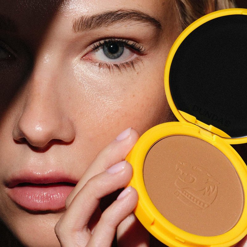 Dundas Bronzer Anonymous, Contour Powder for Face and Body, Bronzing Shimmer, Matte Finish, Face Make Up for All Skin Types, Cruelty Free Natural Makeup, Buildable Coverage, Easy to Blend, (Step 3)
