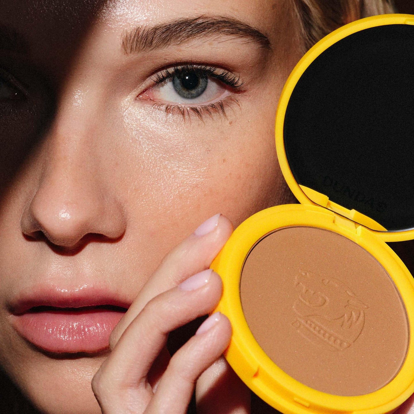 Dundas Bronzer Anonymous, Dark Contour Powder for Face and Body, Bronzing, Matte Finish, Face Make Up for All Skin Types, Cruelty Free Natural Makeup, Buildable Coverage, Easy to Blend, (Step 6)