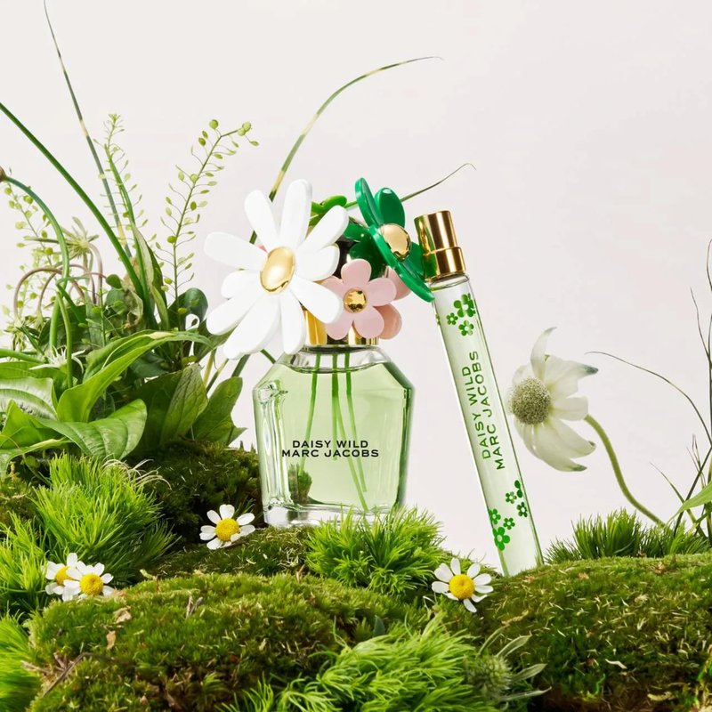 Marc Jacobs Daisy Wild Eau de Parfum - Adventurous Floral Women's Perfume - With Notes of Banana Blossom Accord, Jasmine & Macadamia Accord, Sandalwood & Vetiver des Sables 1 fl. Oz